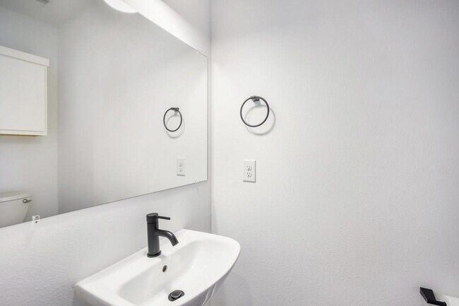 Building Photo - 607 W St Johns Ave