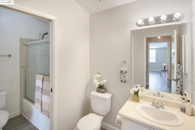 Building Photo - GREAT BRENTWOOD LOCATION IN THIS WONDERFUL CENTRALLY LOCATED COMMUNITY; GREAT CONDITION AND MOVE ...