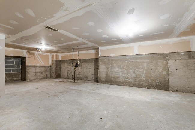 Building Photo - 1308 S Plymouth Ct