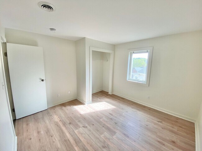 Building Photo - 12 Malletts Bay Ave