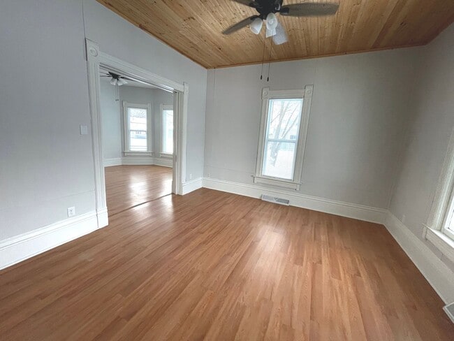 Building Photo - Large home on corner lot in great north si...