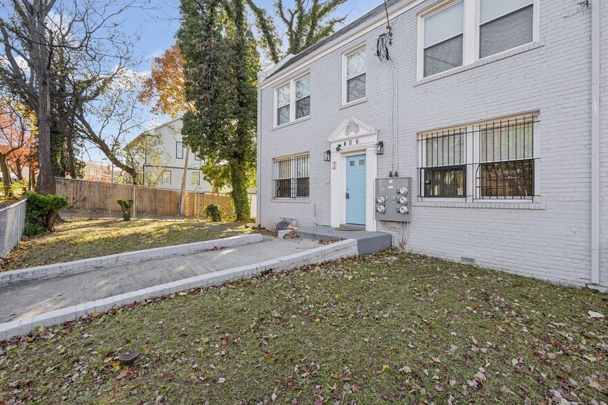 Building Photo - 405 34th St SE