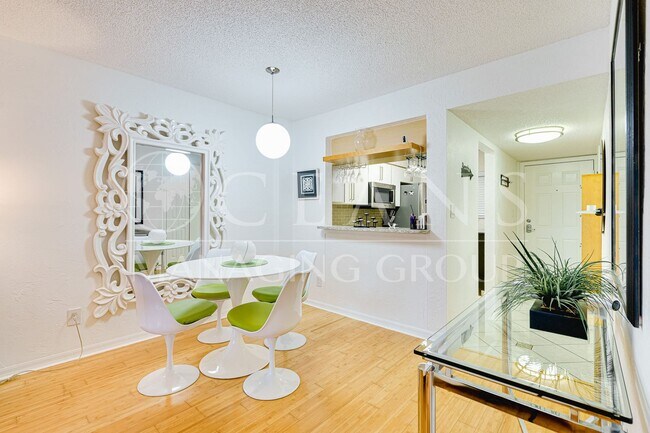 Building Photo - 2 bedrooms, 1 bath Condo located near the ...