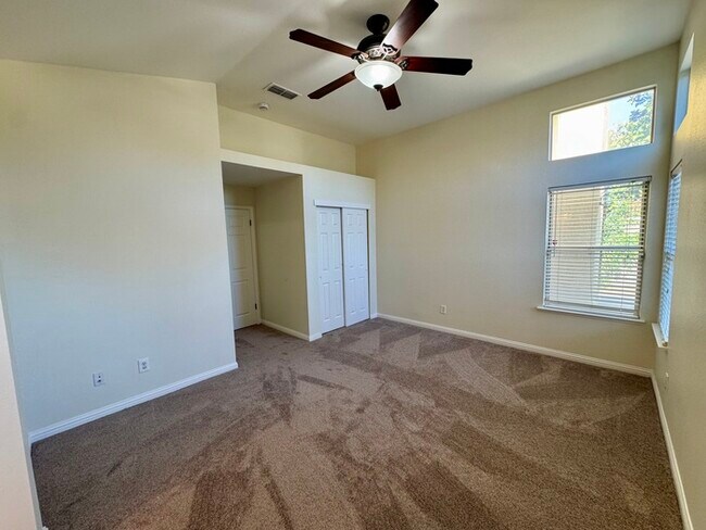 Building Photo - Spacious 3BD/2BA Home with 2-Car Garage in Desirable Antelope