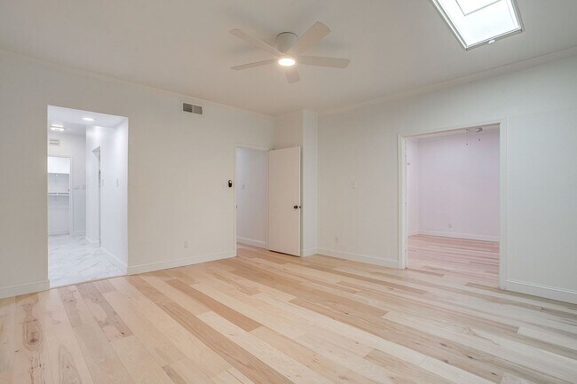 Building Photo - Easy Townhouse Living