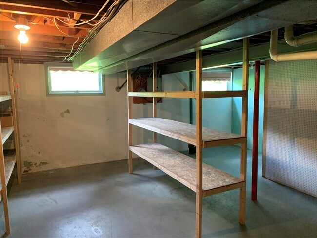 Building Photo - 20 Pine Hill Dr