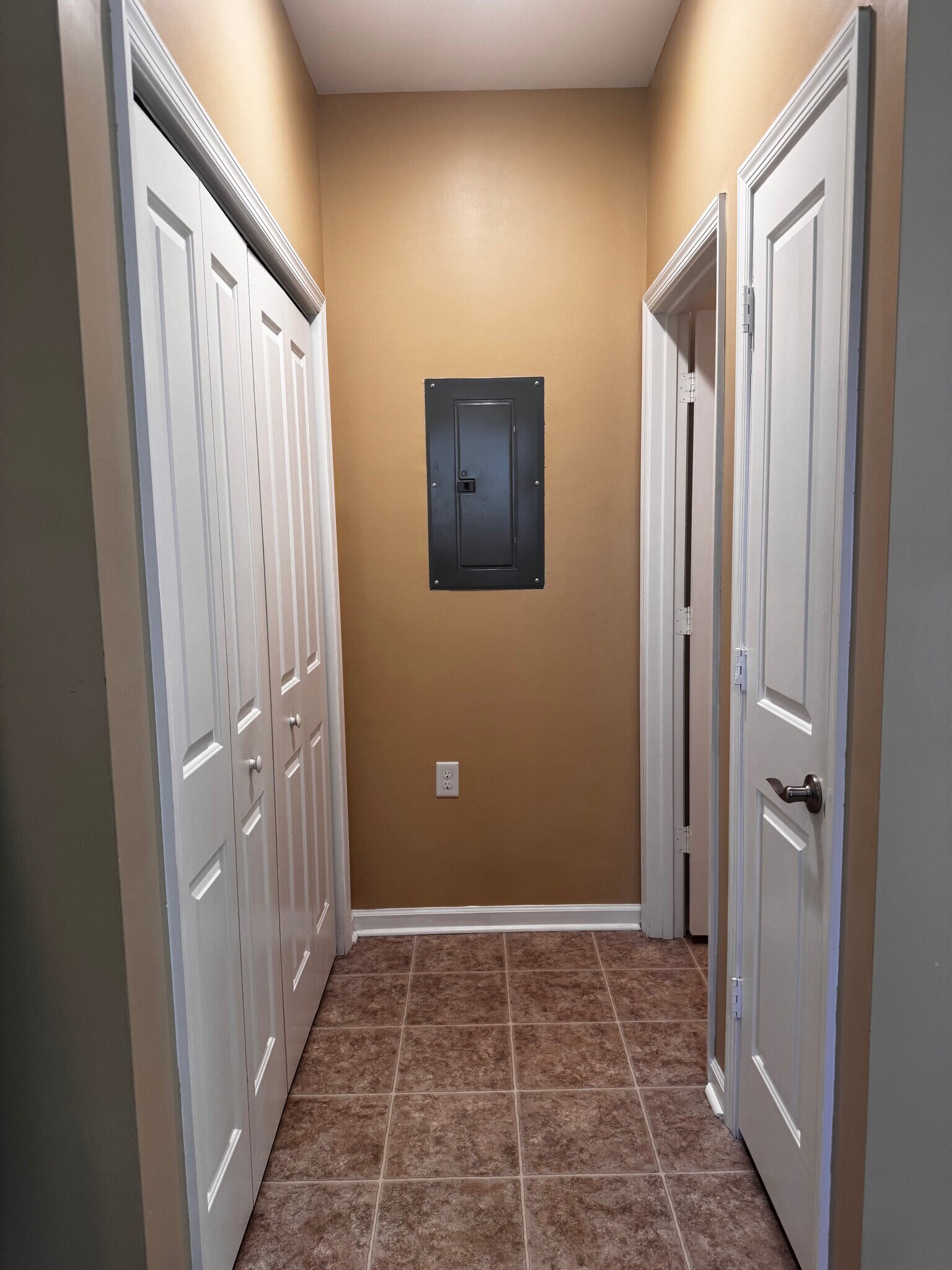 Building Photo - 4044 Clarendon Way
