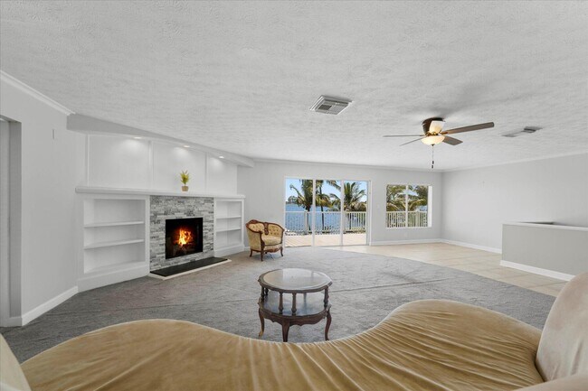 Building Photo - 850 NE Ixora Dr
