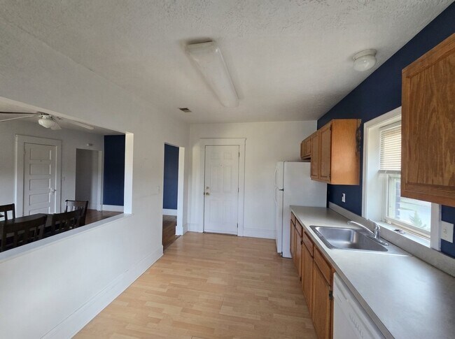 Building Photo - 1421 W 84th St