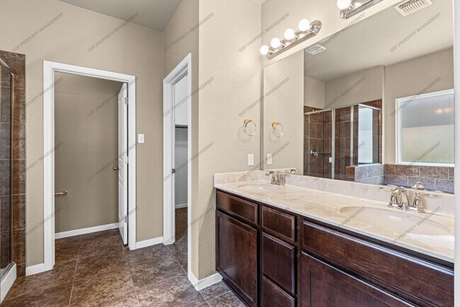 Building Photo - 5607 Blackstone Dr