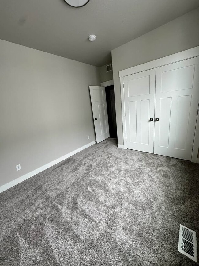 Building Photo - 1069 S 2560 E