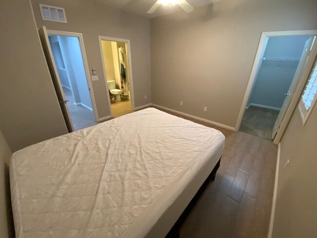 Building Photo - Wonderful 3 bed/3 bath home located in N. Las Vegas