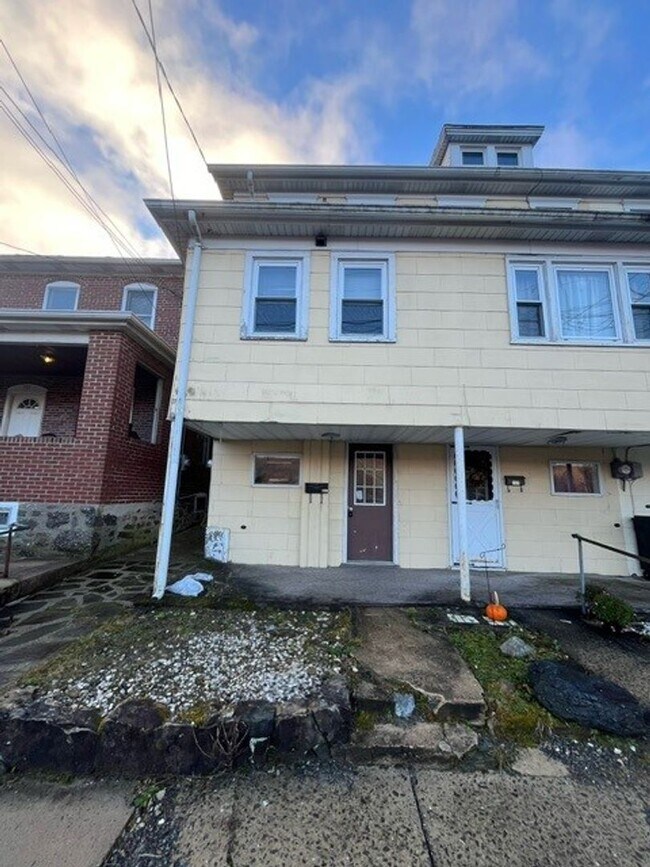 Building Photo - 135 W Ridge St