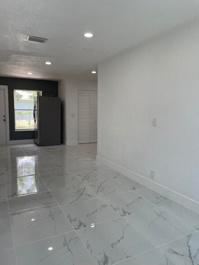 Building Photo - 8131 SW 6th St