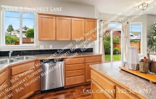 Building Photo - 1748 S Prospect Ln