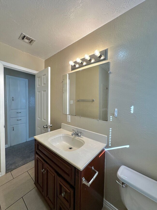 Building Photo - 4 Bedroom