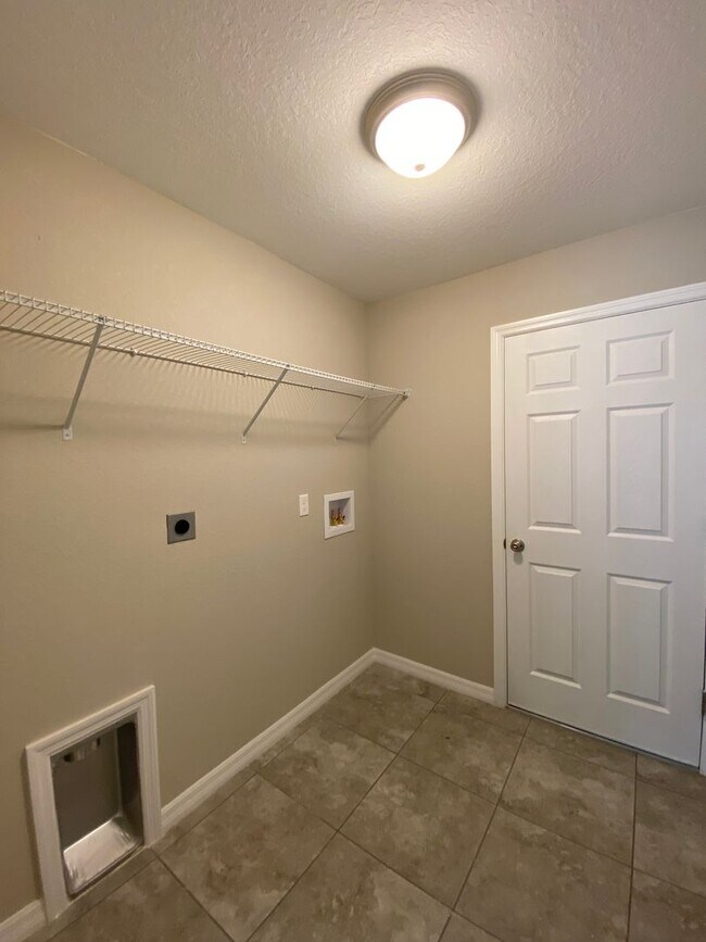 Building Photo - Desirable SW Ocala Neighborhood 3/2/2 *WON'T LAST*