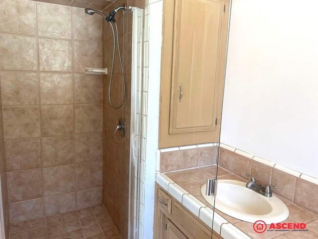 Building Photo - Immaculate Home Near China Grade Loop!