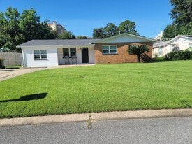 Building Photo - 194 Coral Dr SW