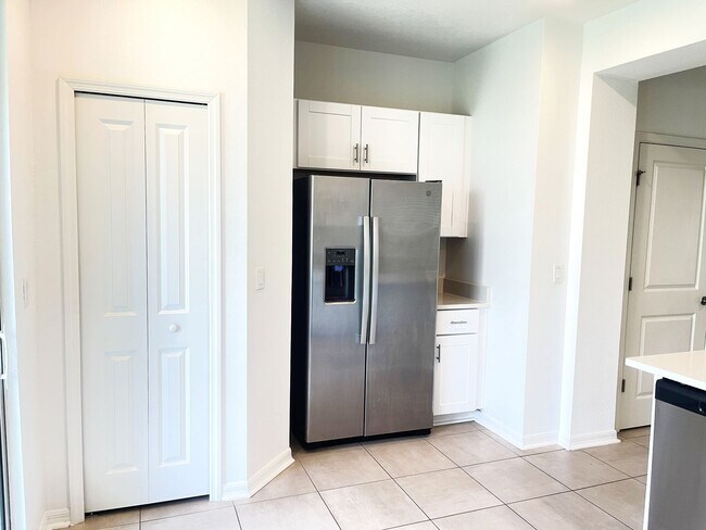 Building Photo - Charming 2-Bed, 2 and half-Bath Townhouse ...