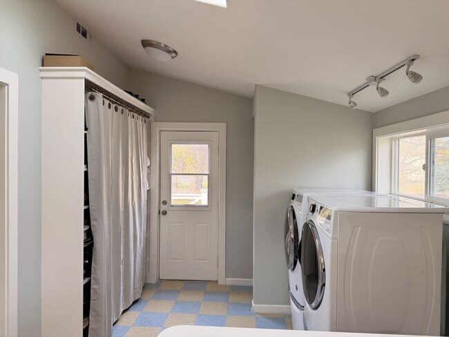 Building Photo - 2099 Emigrant Creek Rd