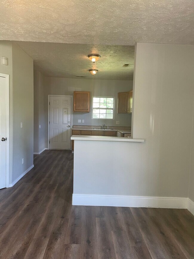 Building Photo - 2 Bed 1 Bathroom House
