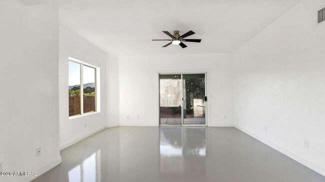 Building Photo - 574 Duchess Dr