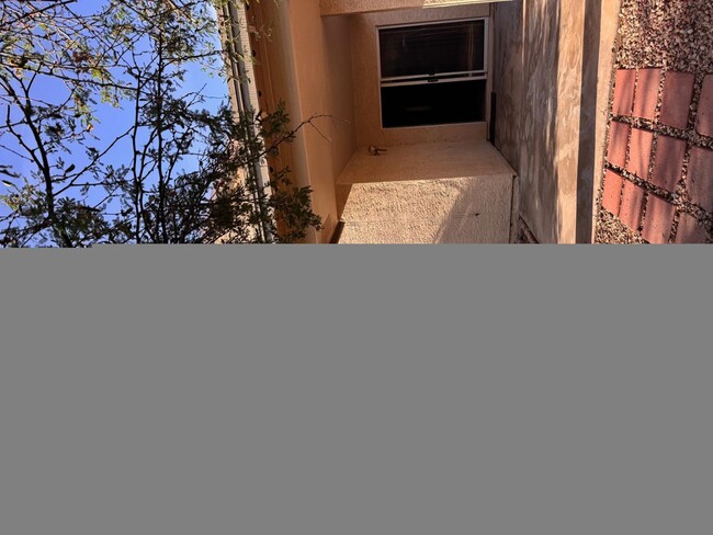 Building Photo - 979 E Brentrup Dr