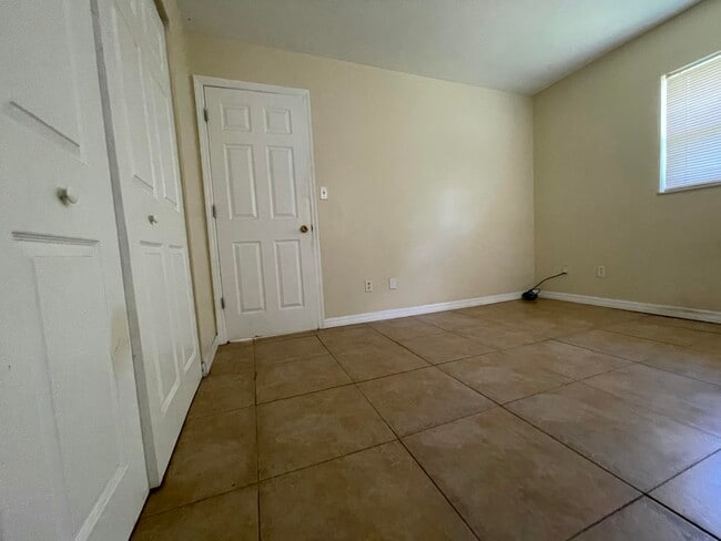 Building Photo - 951 Skylark Dr