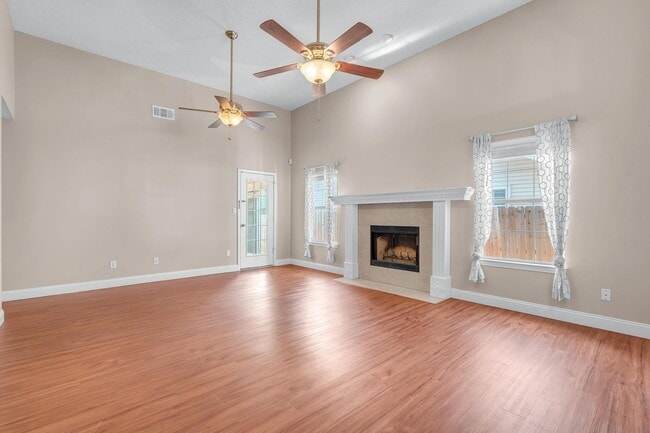 Building Photo - Updated Home in Convenient Location