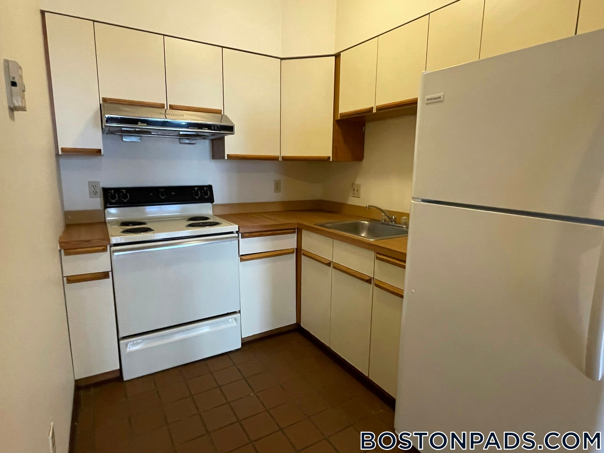 Building Photo - 81 Essex St