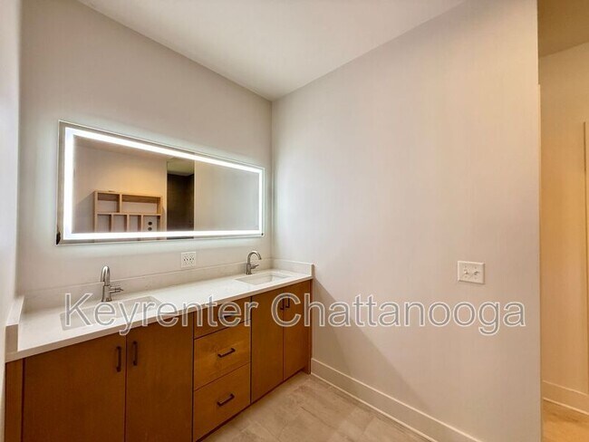 Building Photo - 8925 Pine Ridge Rd