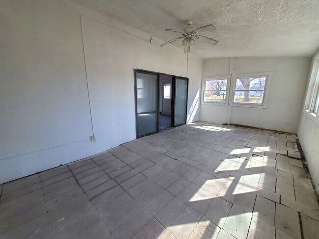Building Photo - FOR RENT- Large UNIQUE open layout single ...