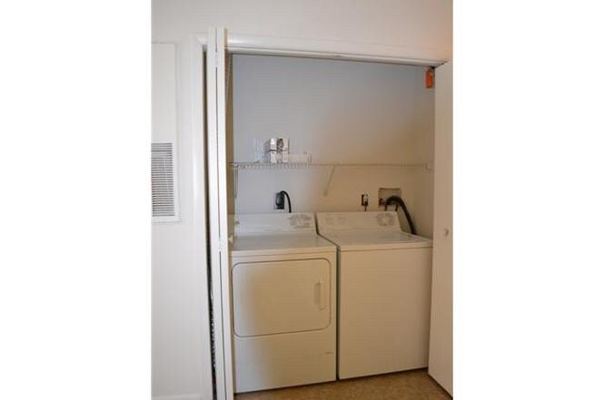 Building Photo - Room in Condo on Collegiate Cir