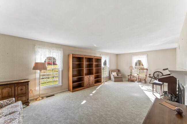 Building Photo - 23 Westview Dr