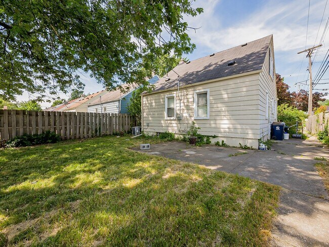 Building Photo - Charming Royal Oak Bungalow Near Downtown!