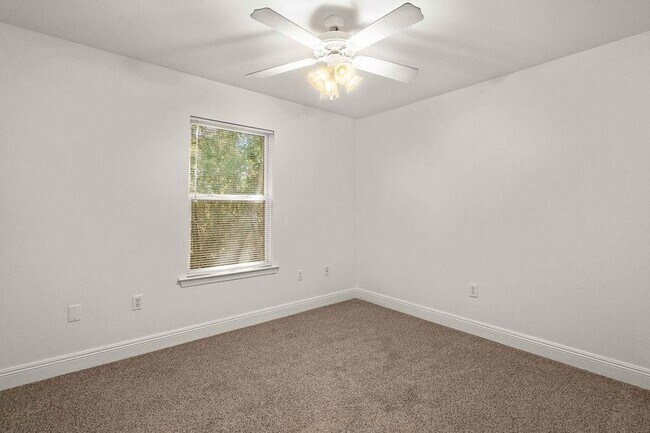 Building Photo - 403 W 33rd Ave