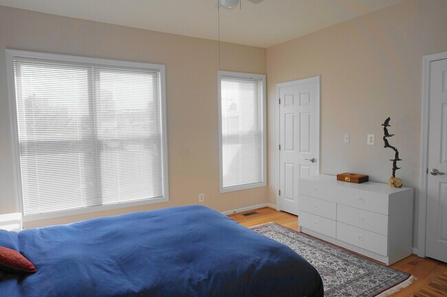 Building Photo - Charming 3Bedroom/3.5Bath Townhome in Ridg...