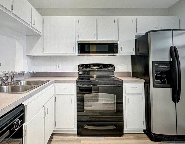 Building Photo - 6832 Palmetto Cir S