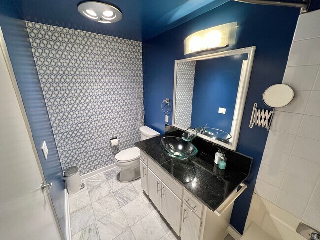 Building Photo - Modern 2 bedroom Gem Near Bixby Park | Private Balcony & Secured Parking