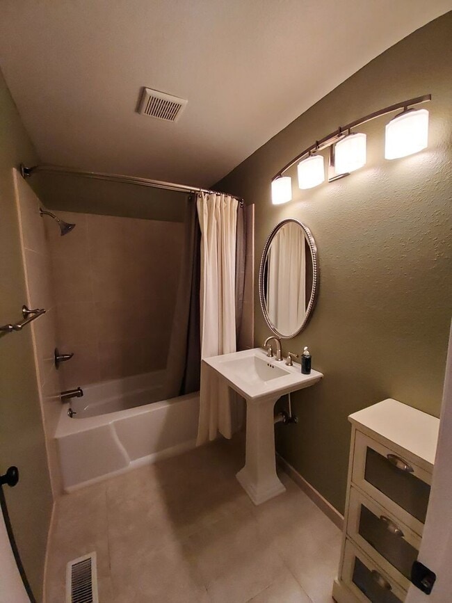 Building Photo - Great Home Near Hiteon Elementary