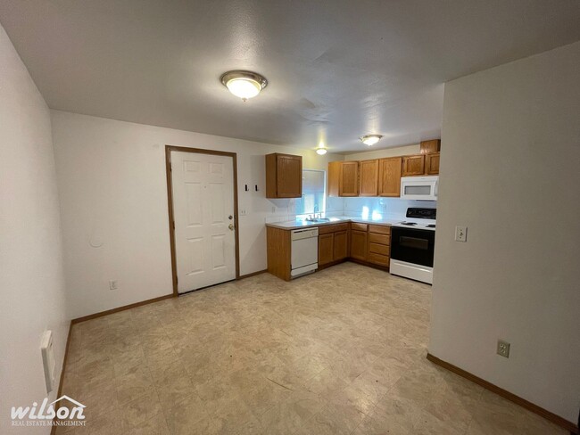 Building Photo - 3bd/2ba Duplex with Two Car Garage in Unio...