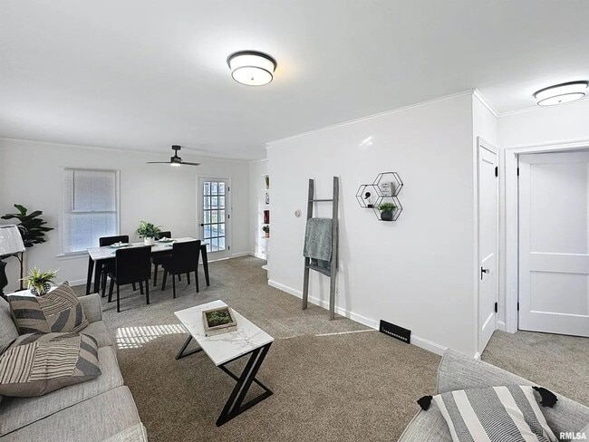 Building Photo - 3 bedroom Rental in Rock Island