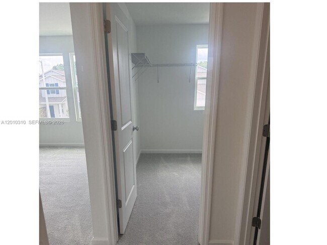 Building Photo - 5423 Meadow Walk Dr