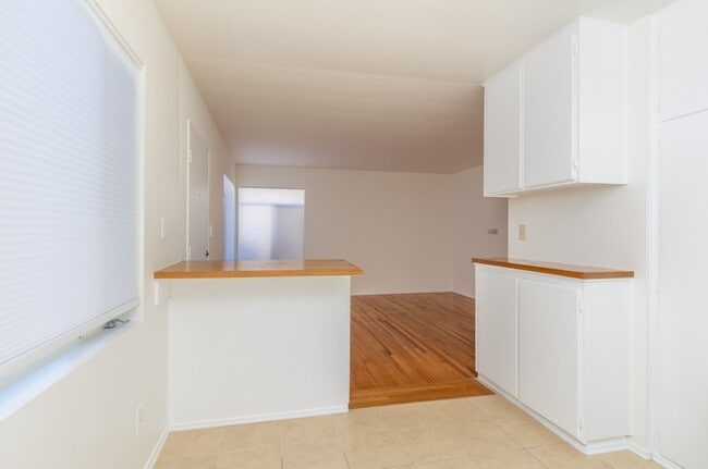 Building Photo - Spacious 2 bedroom / 1 bath home in Pacific Beach / Crown Point!