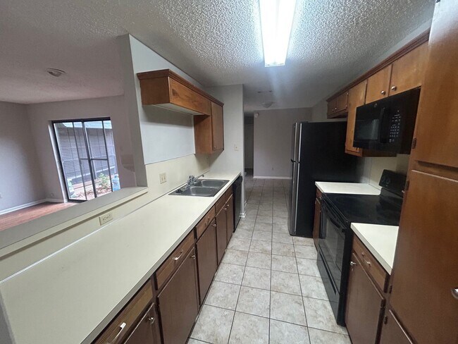 Building Photo - Updated Spacious Townhome