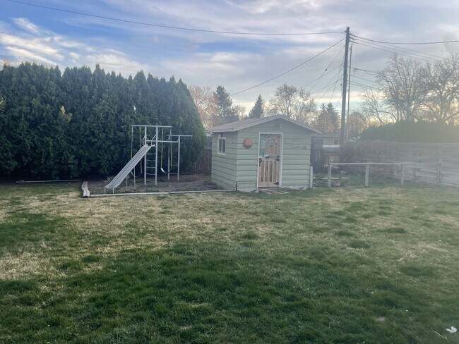 Building Photo - 1055 E 15th N St