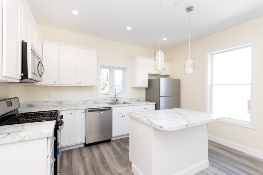 Building Photo - 2 French Ter