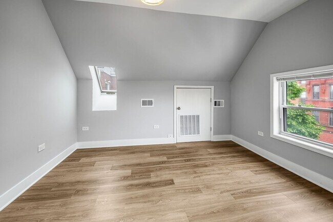 Building Photo - Gorgeous, Updated Duplex 2bd/2bth, Wicker Park Avail 5/1