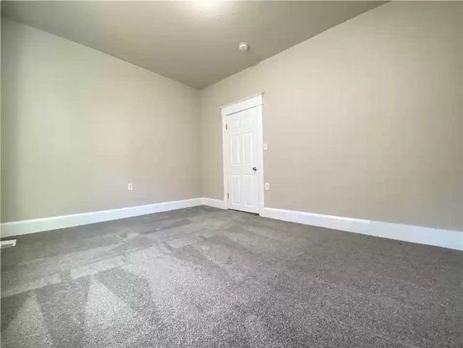 Building Photo - Stunning 4 Bed Home West of Drake